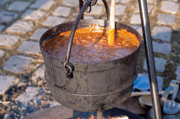 在篝火上煮汤