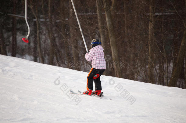 乘<strong>滑雪</strong>缆车上去的小女孩