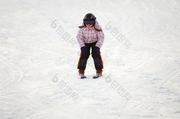 学习高山滑雪的小女孩