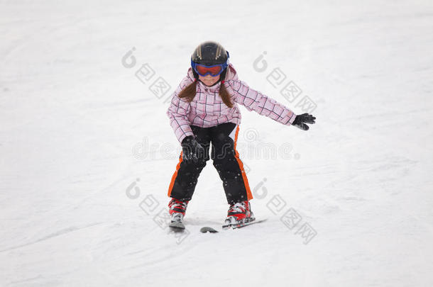 学习高山<strong>滑雪</strong>的小女孩