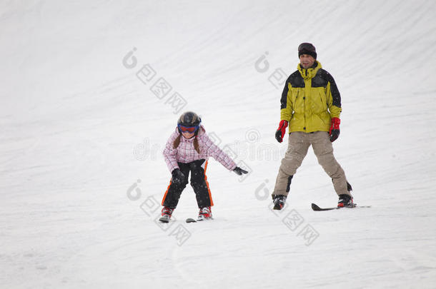 训练高山<strong>滑雪</strong>的小女孩