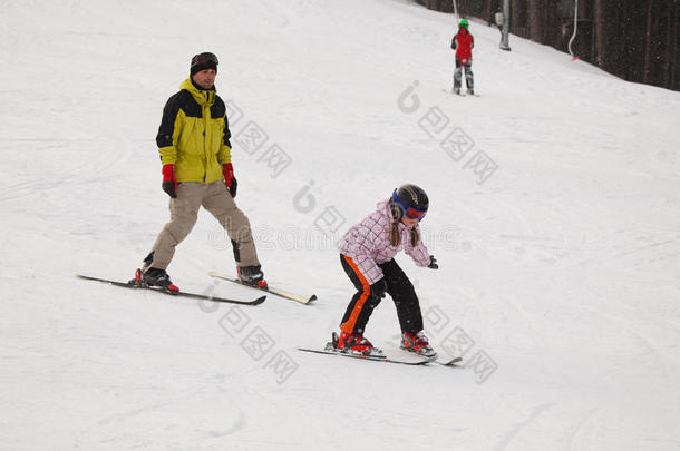 训练高山滑雪的小女孩