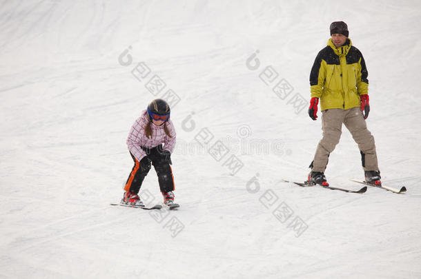 训练高山<strong>滑雪</strong>的小女孩