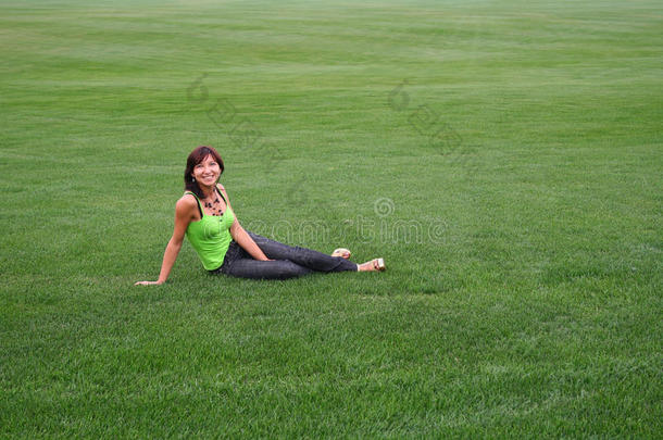 草坪上的女孩