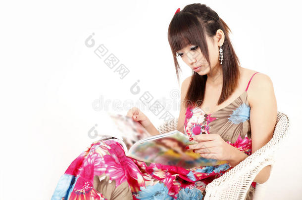亚洲女孩阅读杂志