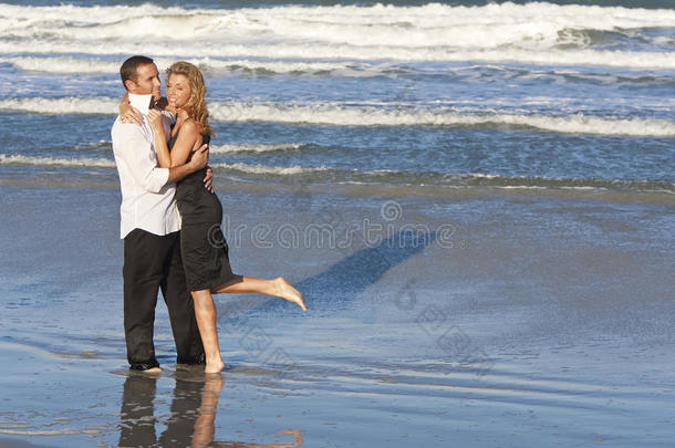 海滩上浪漫拥抱的男女情侣