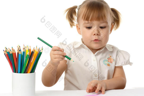 可爱的孩子用<strong>彩色铅笔画</strong>画