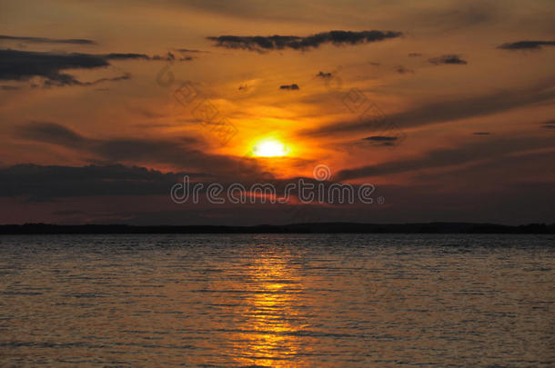 浩瀚的湖面上，远处多云的夕阳