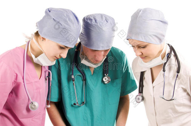 三个医生在工作场所