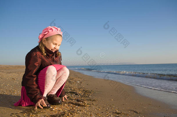 坐在海边的小女孩