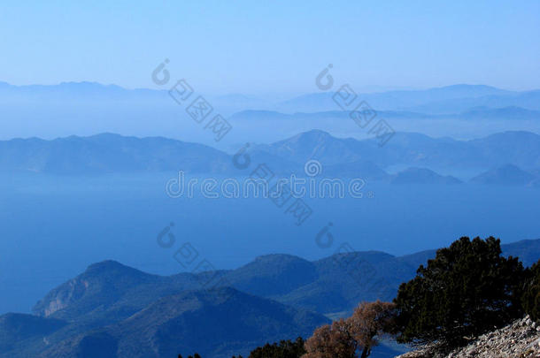 山峦起伏的海岸线