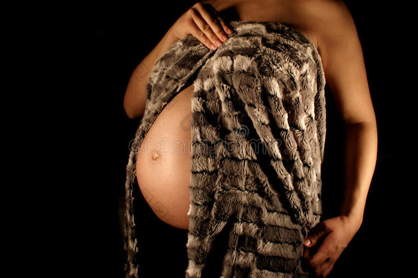 孕妇和人造毛皮