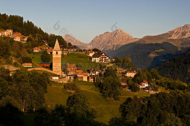 瑞士田园诗般的高山村庄