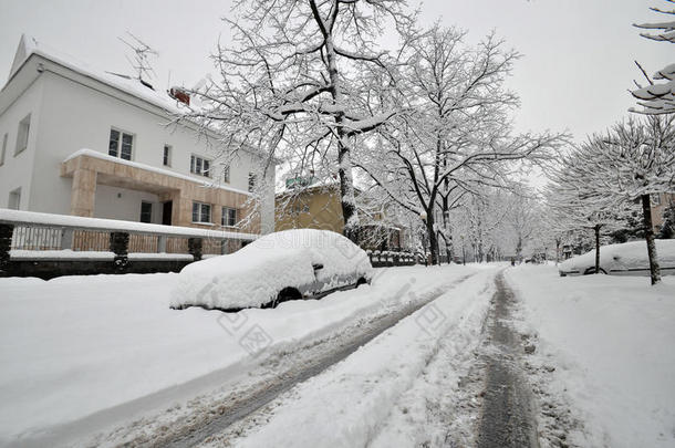 雪下的<strong>汽车</strong>