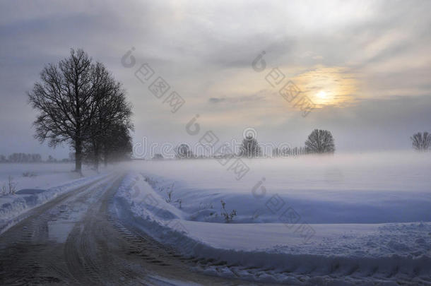 暴风雪通道云多云的寒冷的