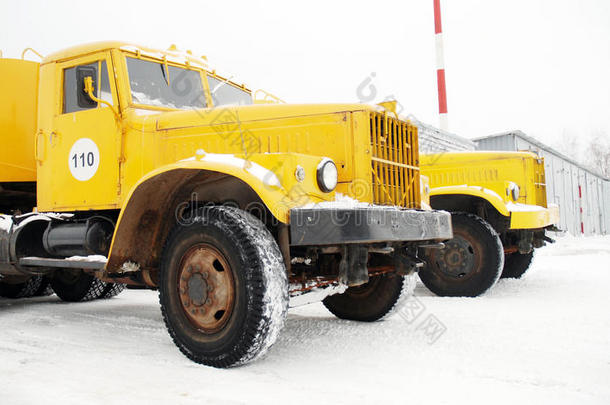 旧黄色卡车