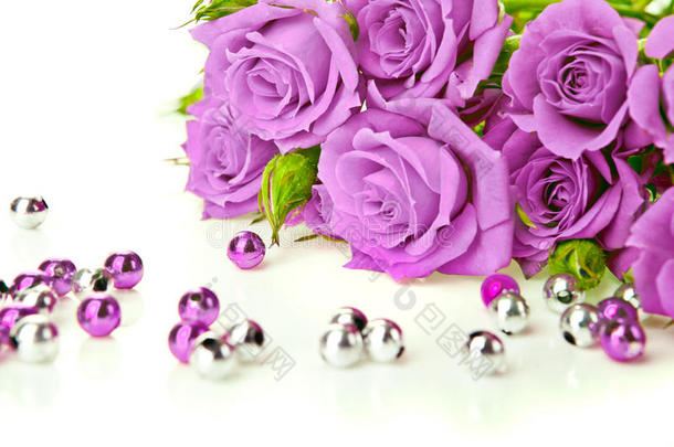 紫色玫瑰和珠子