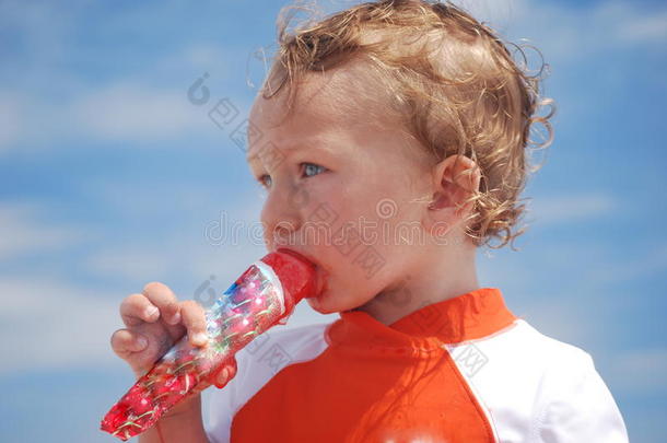 小男孩在海滩外面<strong>吃冰棍</strong>