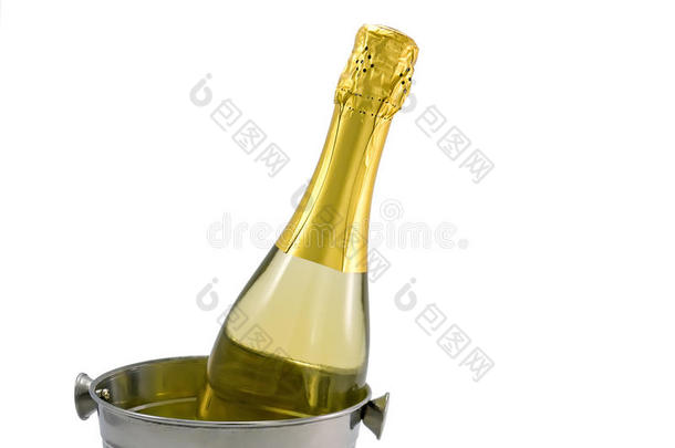 白葡萄酒桶里的香槟酒
