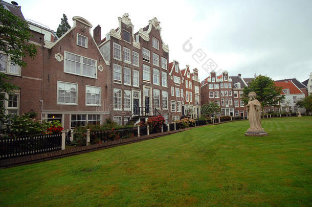 阿姆斯特丹，草坪上<strong>的老房子</strong>和雕塑