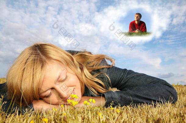 草地上的女人和云中的男孩
