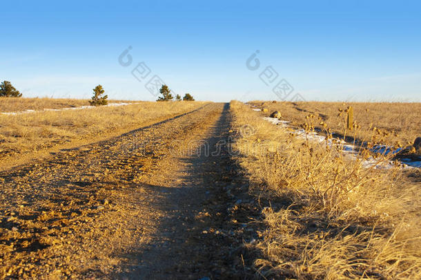 通往地平线的小石子路