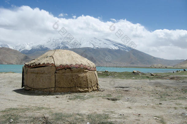 卡拉库尔湖的蒙古包