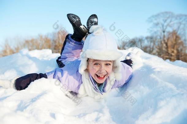 在雪地里<strong>滑倒</strong>的小女孩