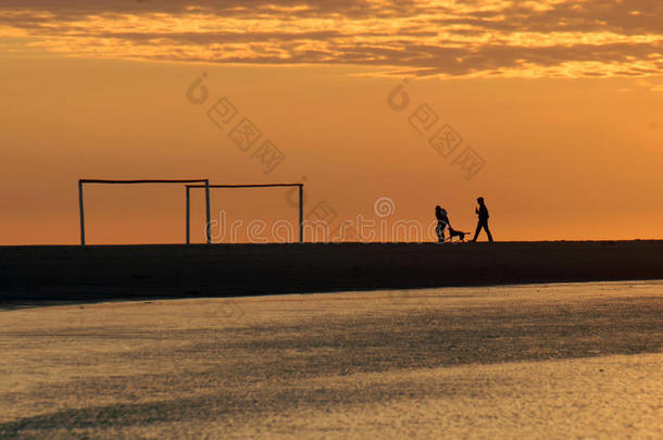 黎明<strong>时</strong>分在海滩上奔跑的夫妇