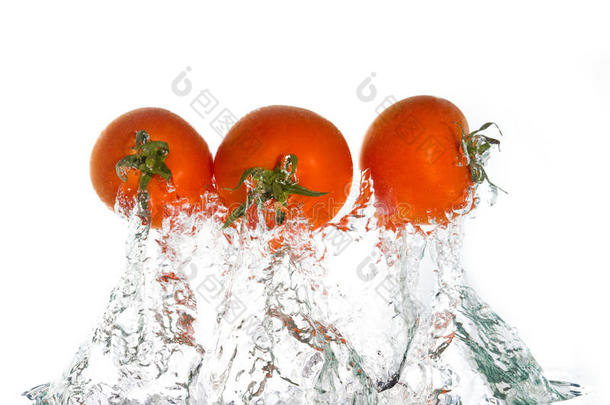 3个西红柿从<strong>水里</strong>跳<strong>出来</strong>