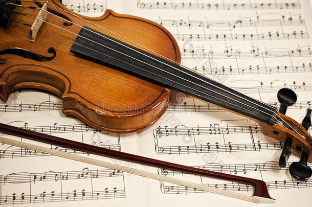 旧小提琴和琴弓