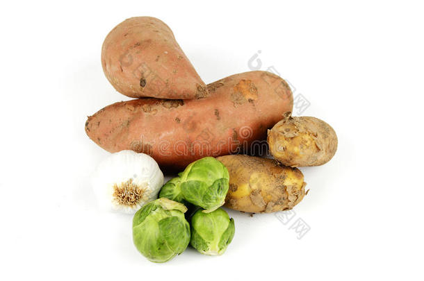 甘薯配芽菜、大蒜和土豆