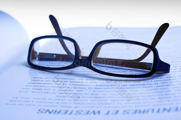 书上的眼镜