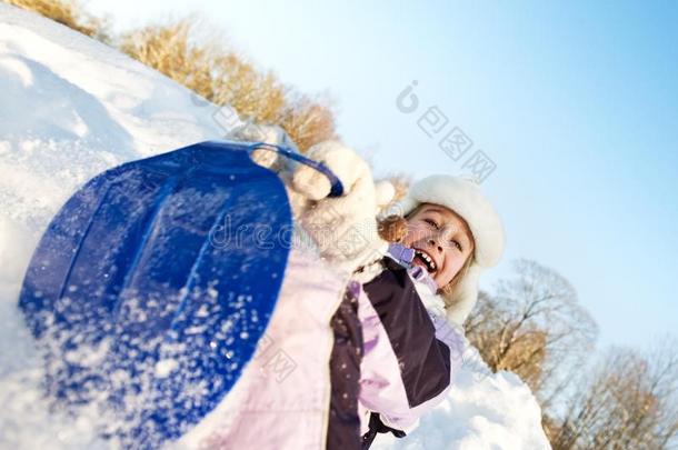 在雪地里<strong>滑倒</strong>的小女孩