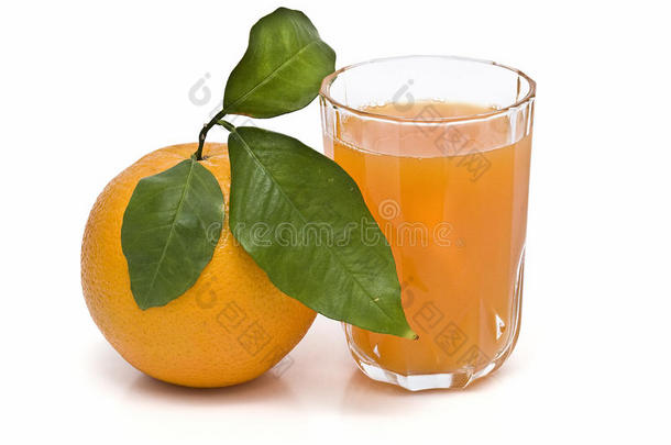 一个新鲜的橙子和一杯新鲜的果汁。