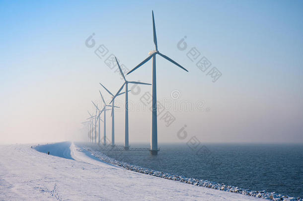 一排排荷兰风车在冬季雾霾中消失