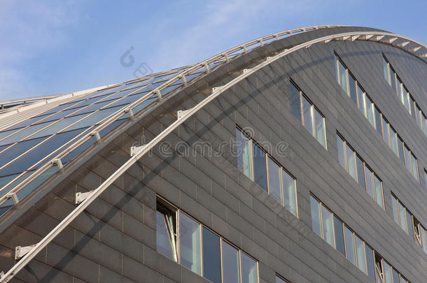 弧形玻璃屋顶的现代建筑
