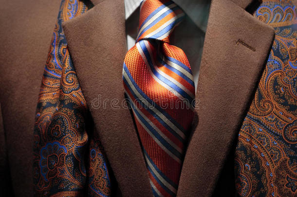 棕色羊绒大衣，印花丝巾和领带