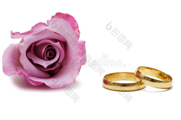 结婚戒指和玫瑰。