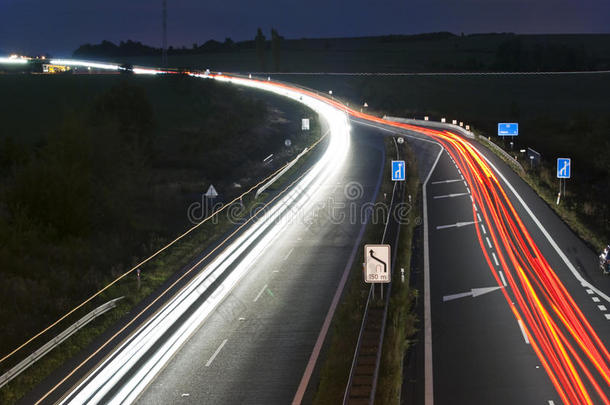 夜间高速公路-车灯线路