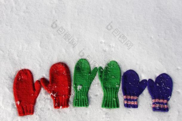 雪地上五颜六色的手套