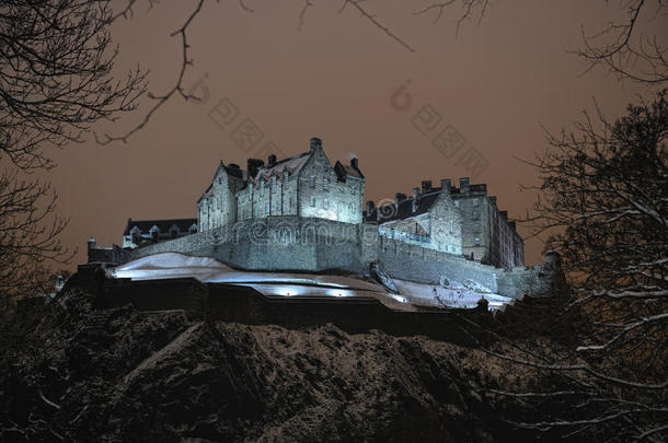 爱丁堡城堡，苏格兰，英国，在雪中的夜晚
