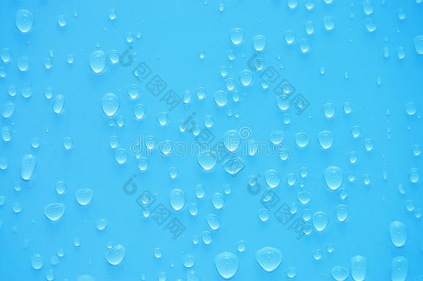 玻璃上有水滴。雨滴