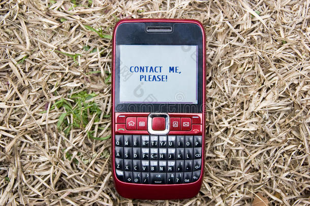 冬季草坪上的手机