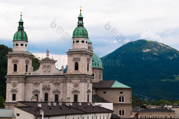 萨尔茨堡大教堂和阿尔卑斯山