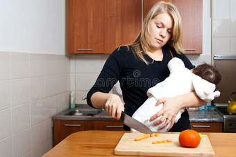 带着孩子做饭的女人图片