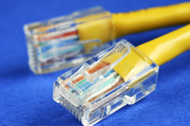 黄色以太网（rj45）电缆的特写视图
