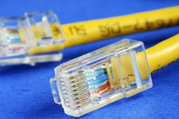 黄色以太网（rj45）电缆的特写视图