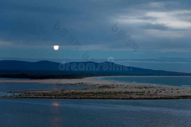 黄昏月圆湖海景