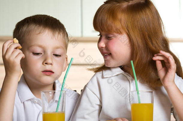 孩子们喝果汁